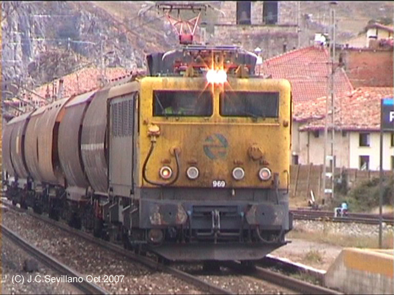 Con un tren de cereales pasando por la estación de Pancorbo en dirección Briviesca