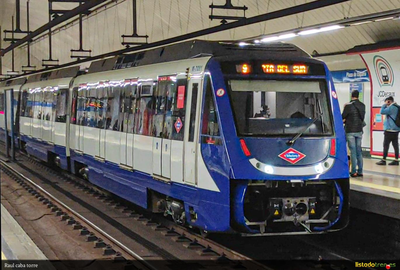 7091 en plaza de España L10 con faros LED.