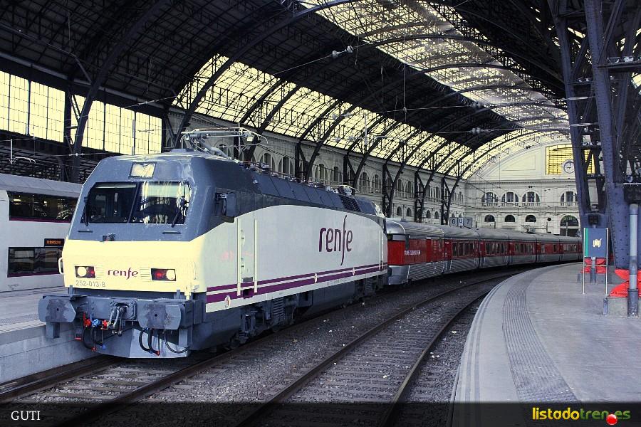 252-013 + Talgo, en estación de Francia