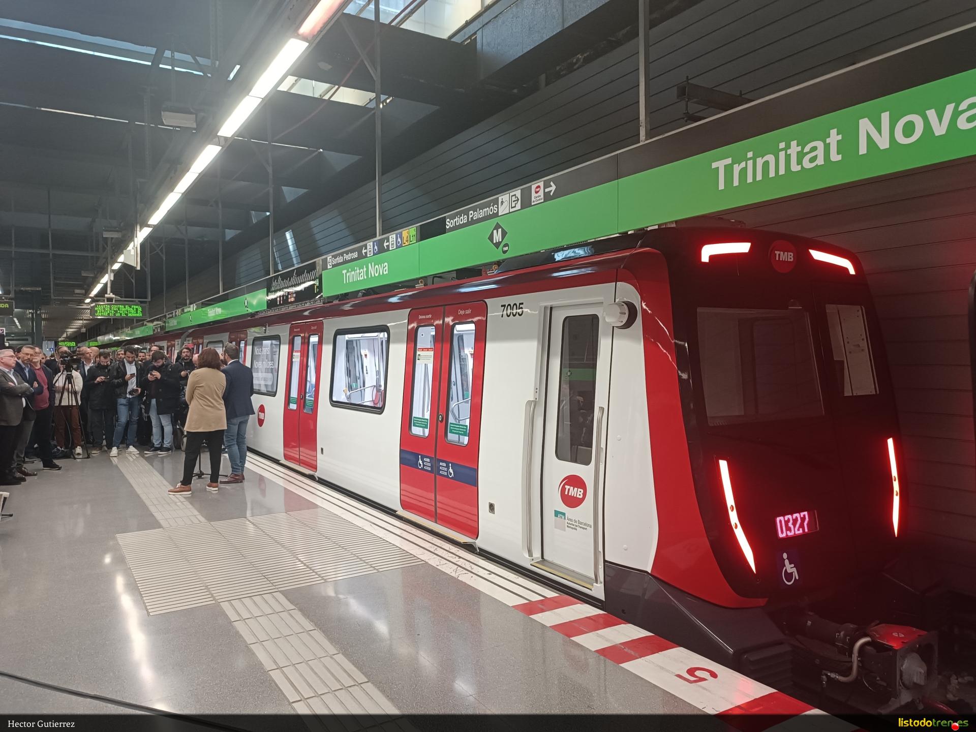 7005 en Trinitat Nova antes de su viaje inaugural