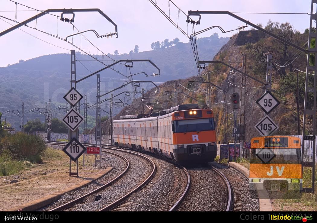 447.040 entrando a contravía en Colera