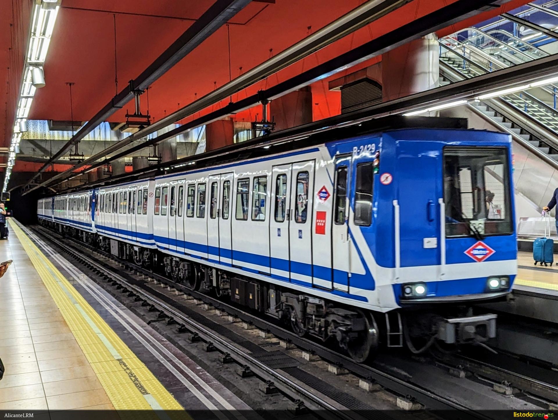 Metro de Madrid serie 2400 llegando a Chamartín