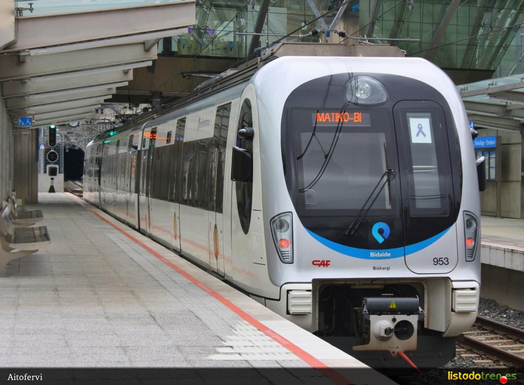 EMU953 con crespón del #8M en Kukullaga