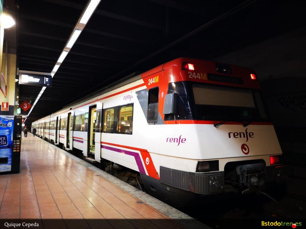 447-122 realizando la linea R7 en Sant Andreu Aren