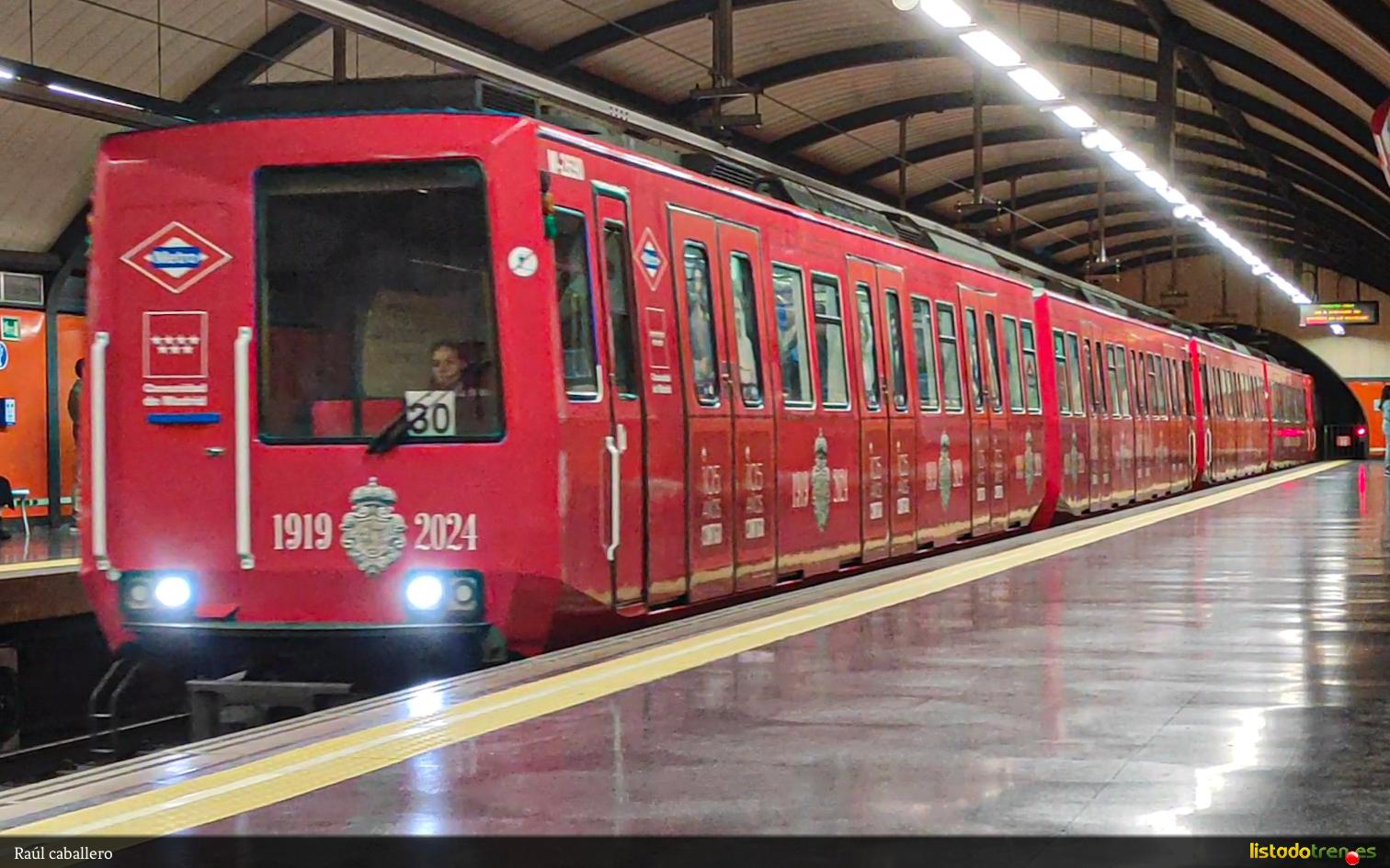 2690 luciendo el logo de los 105 años del metro de