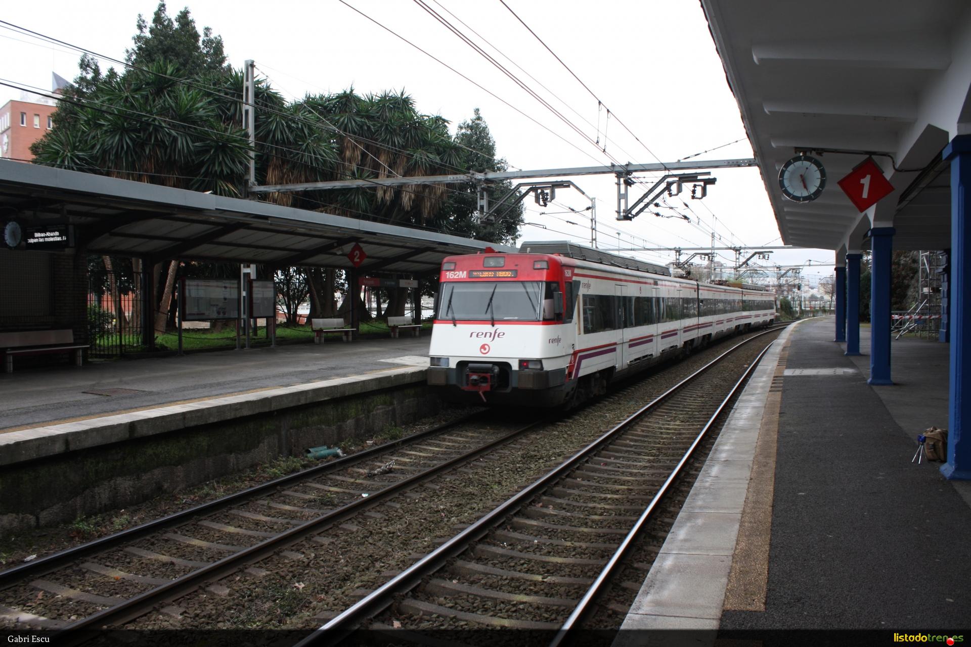 La 446.081 saliendo de Portugalete