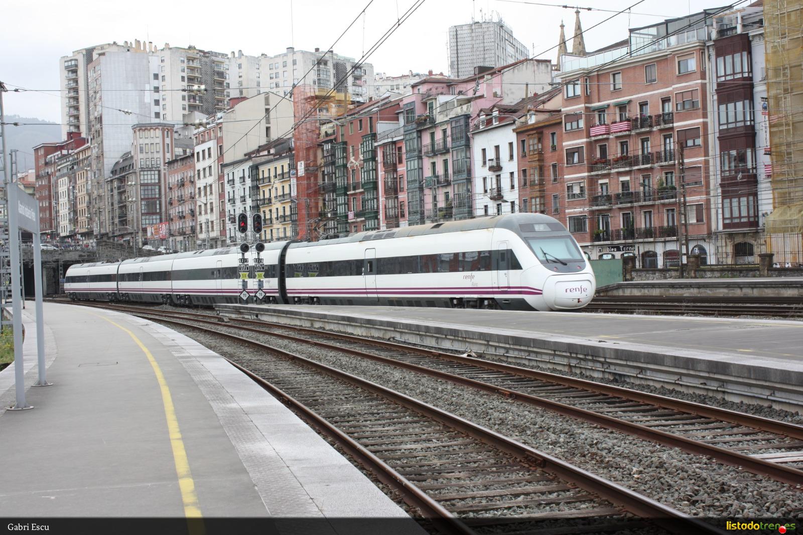 El S-120.304 saliendo de Abando