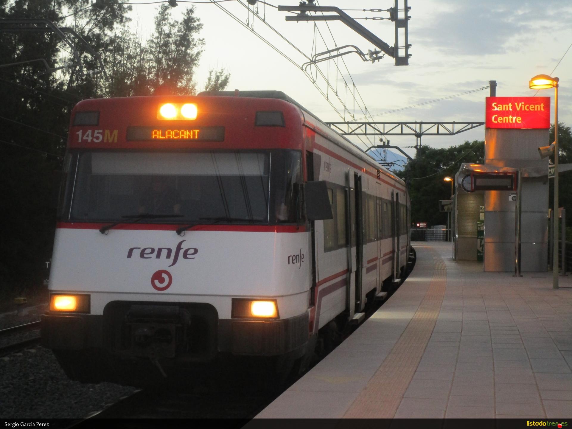 Unidad eléctrica de la serie  447, estacionada en 