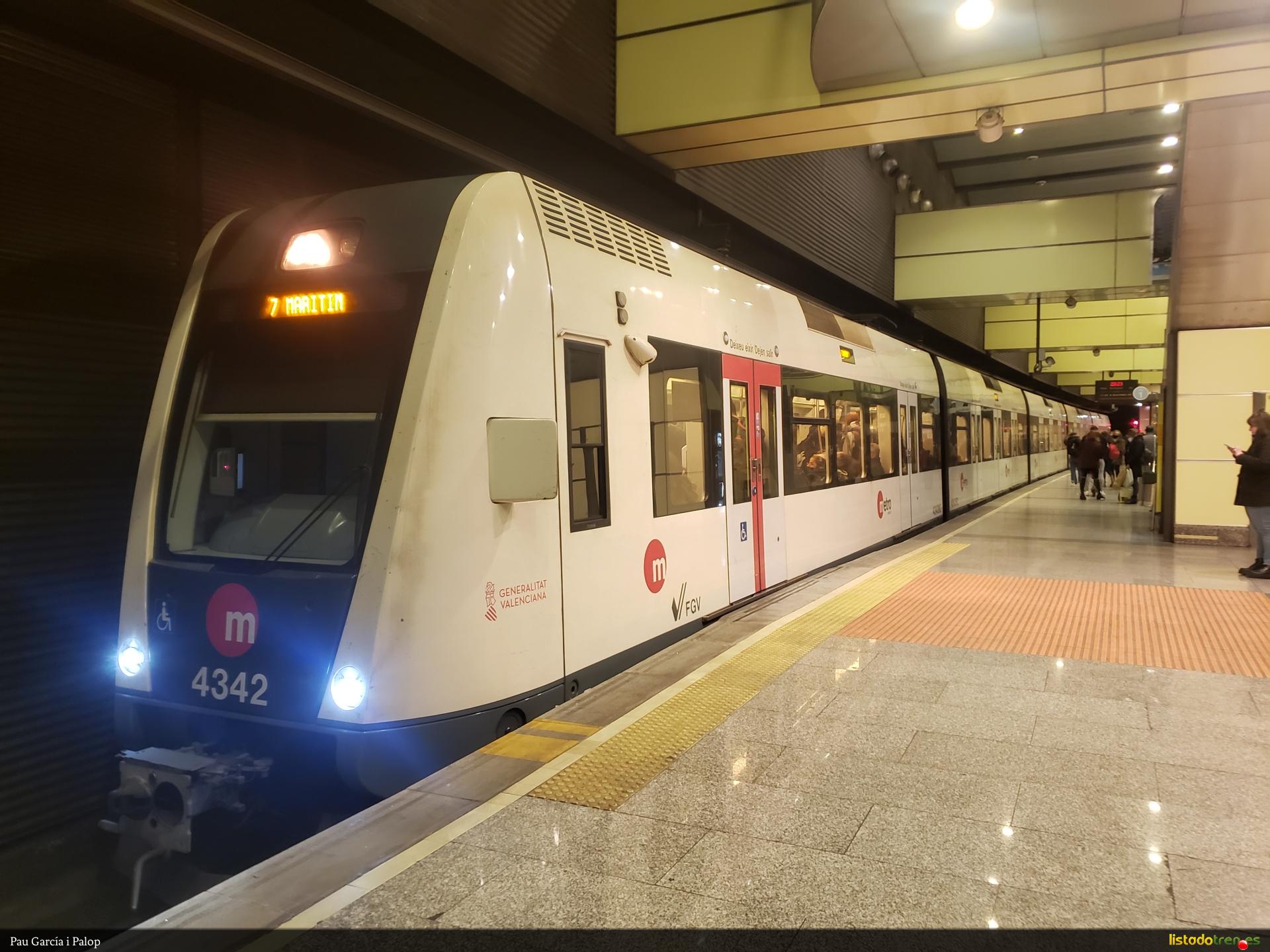 En Colón con destino Marítim (línea 7 MetroValenci