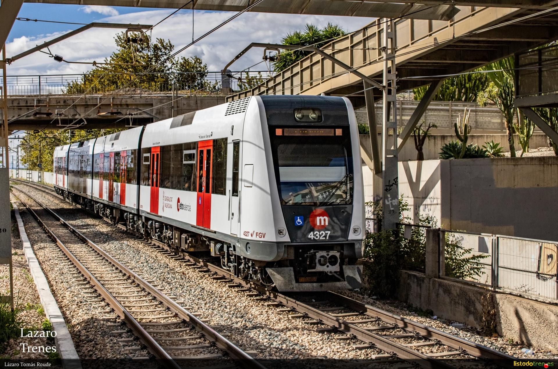 Metro Valencia serie 4300 saliendo de Sant Isidre