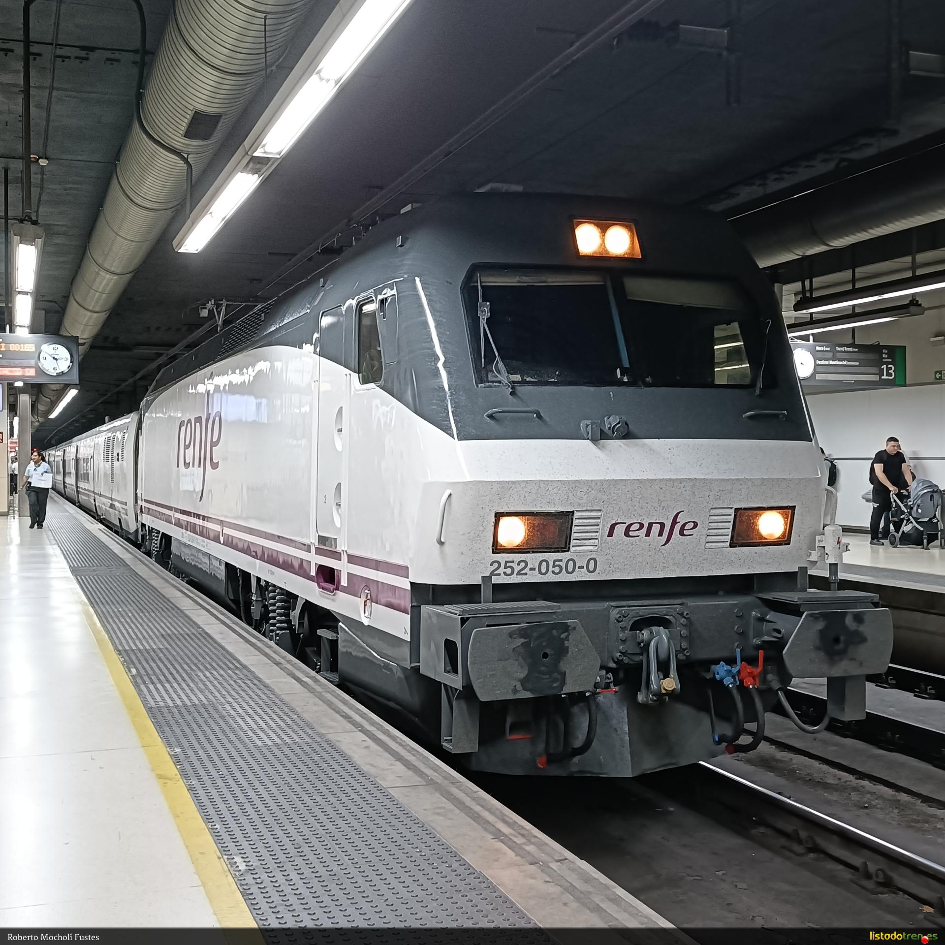 252-050 con el Talgo 00165