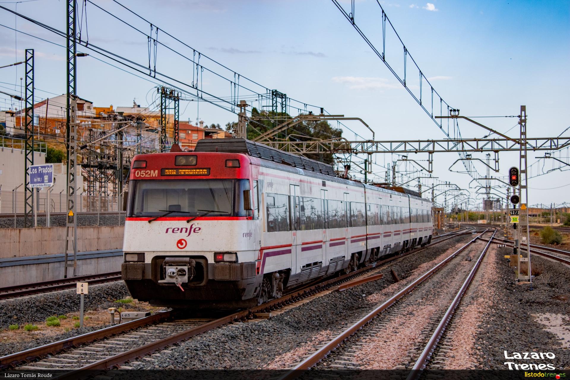 Renfe 446 051 pasando por Los Prados