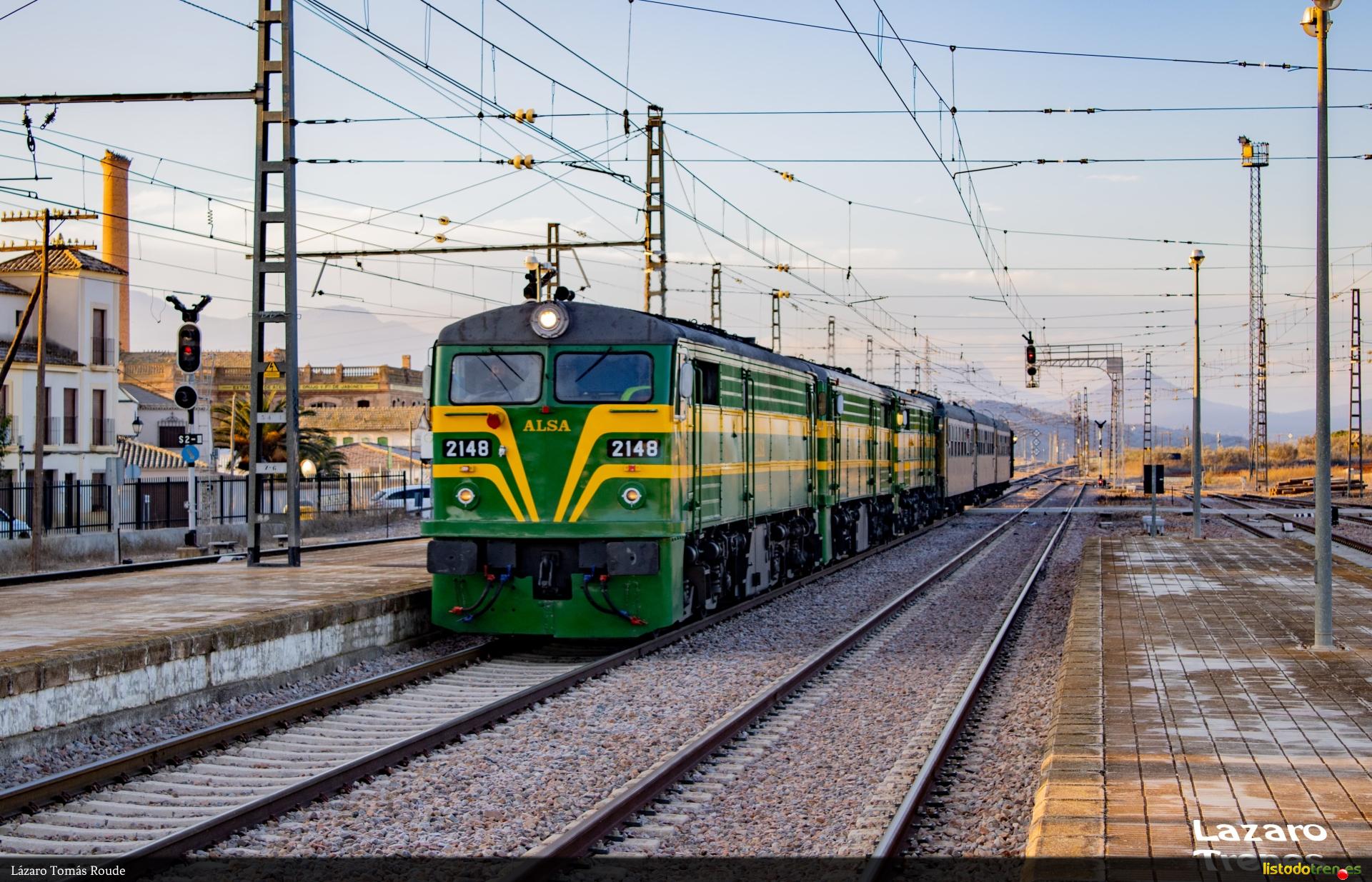 Locomotora 321 de ALSA con el tren histórico entra