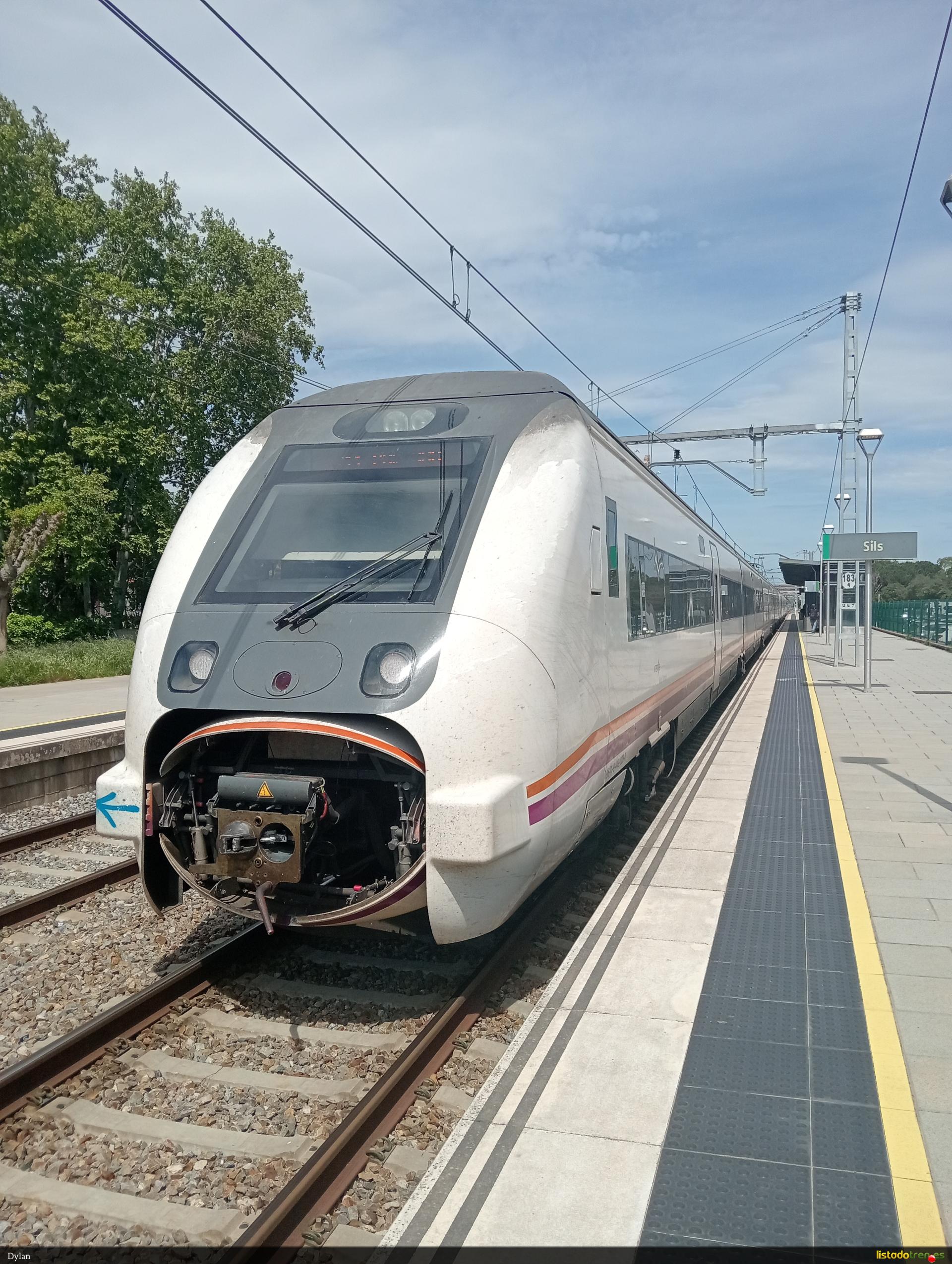 UT449-028-0 saliendo de la estación de sils