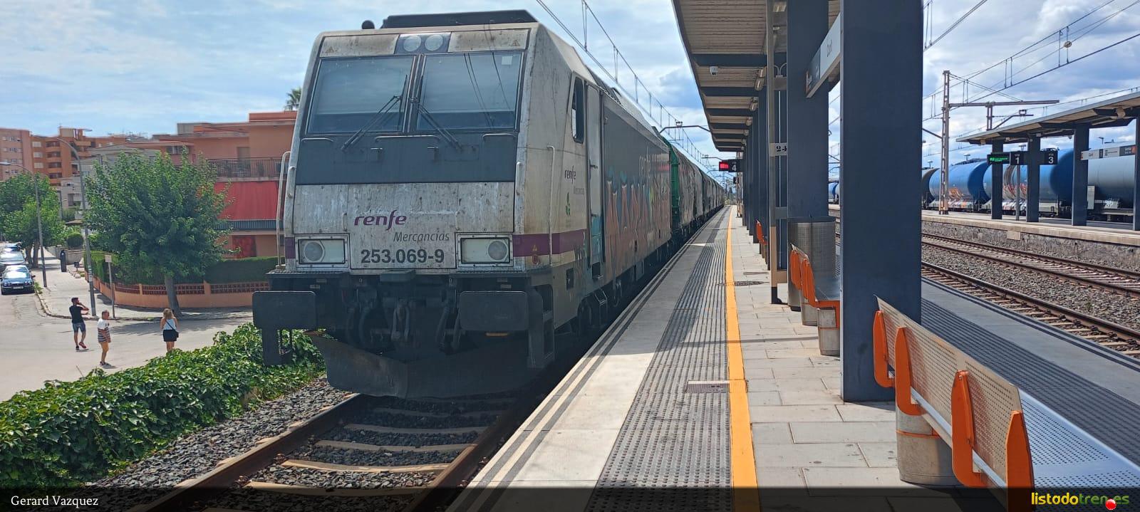 253-069 estacionada en Cunit