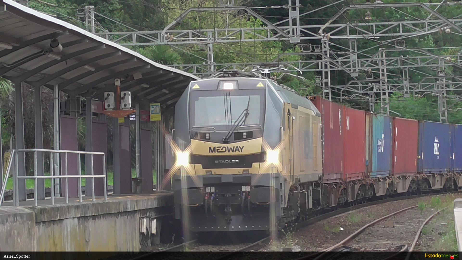 Medway 256-209 con TECO pasando por la estación de