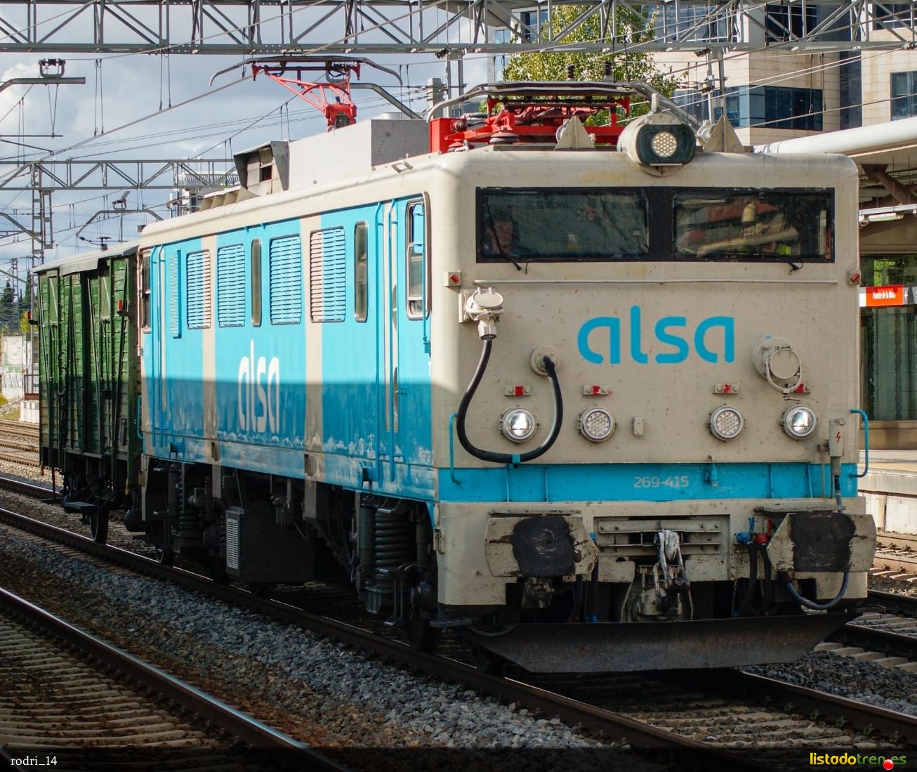 Locomotora 296-415 con coche histórico en fuente d