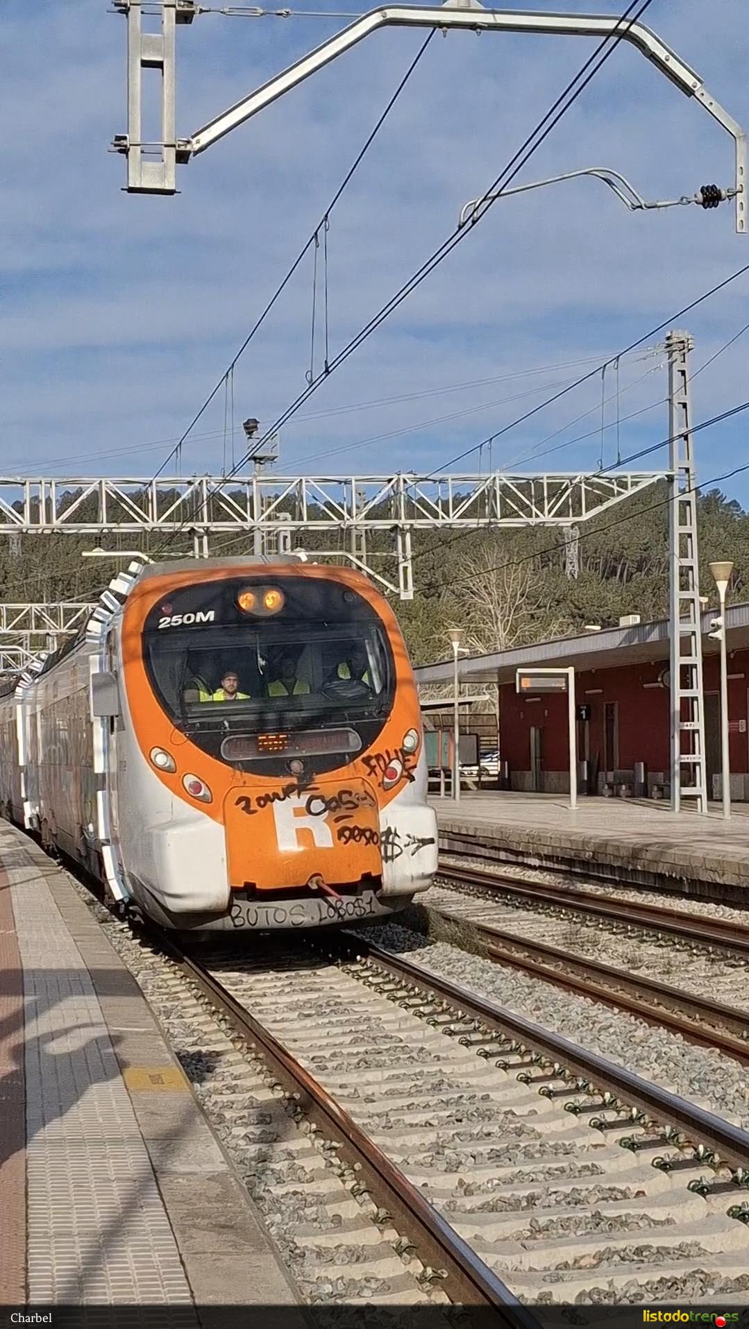 Civia 465-250 estacionado en la estación de Castel