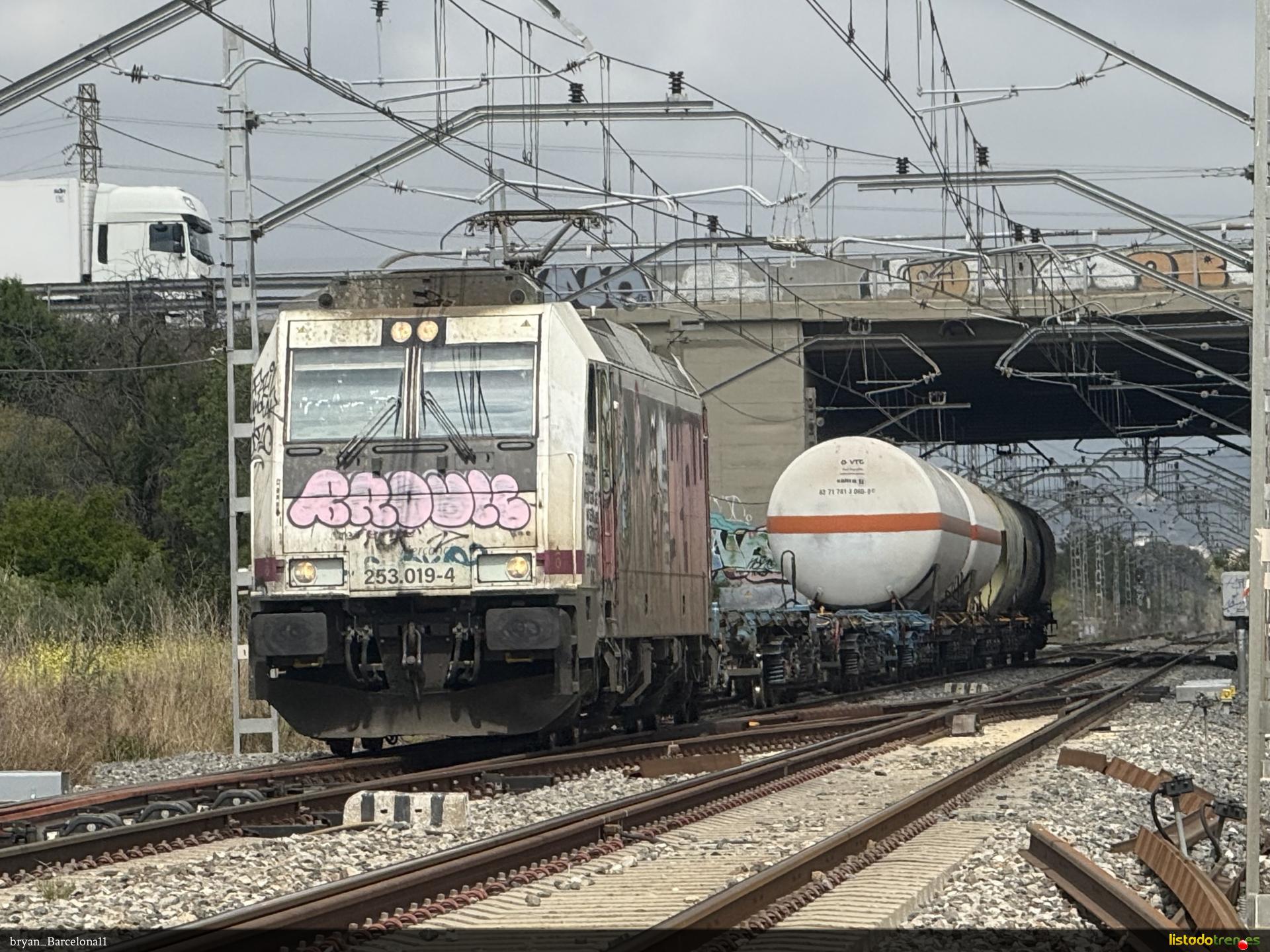 253 pasando por Vilaseca unos vagones muy curiosos