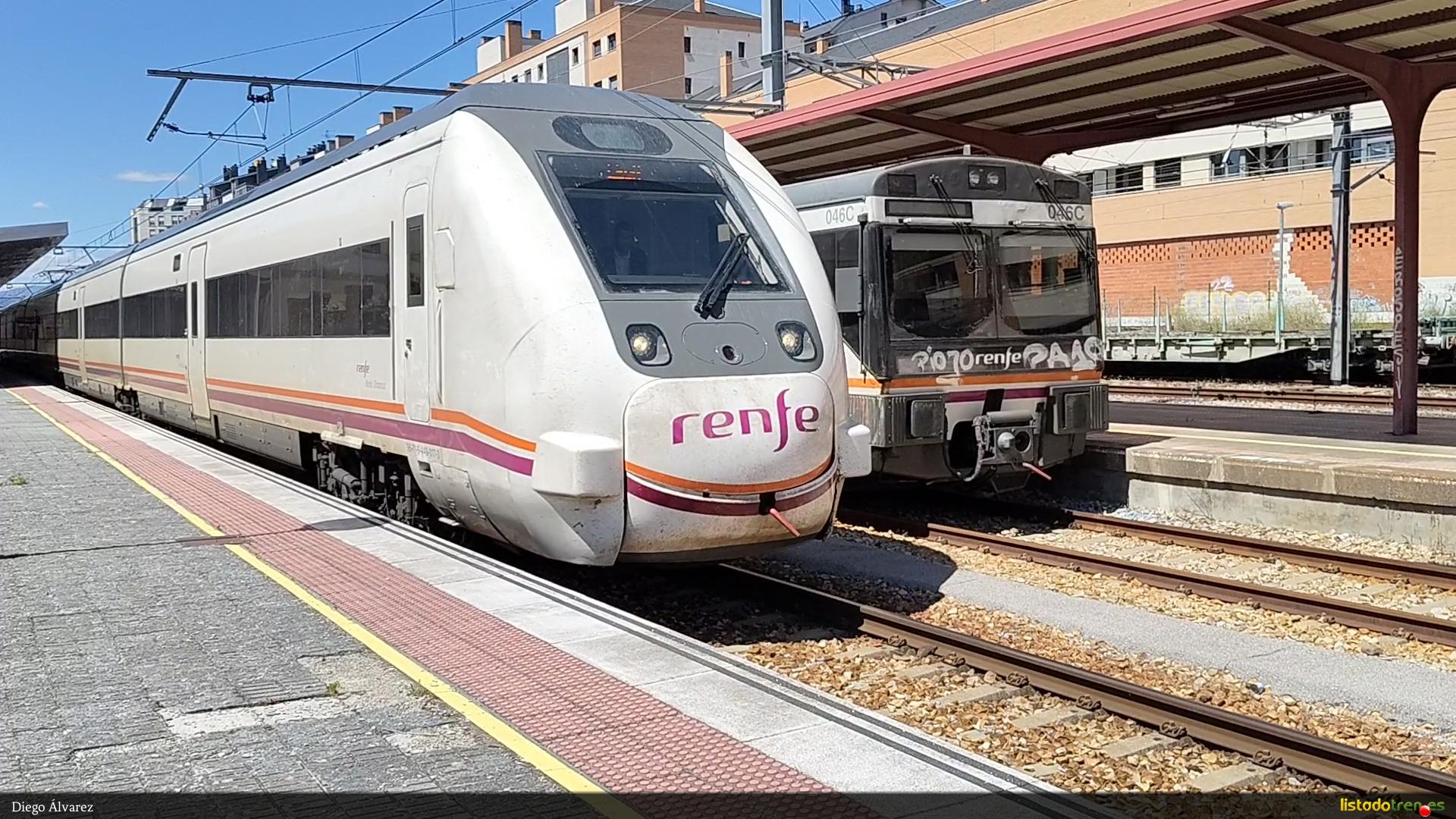449-017 saliendo de la estación de Ponferrada