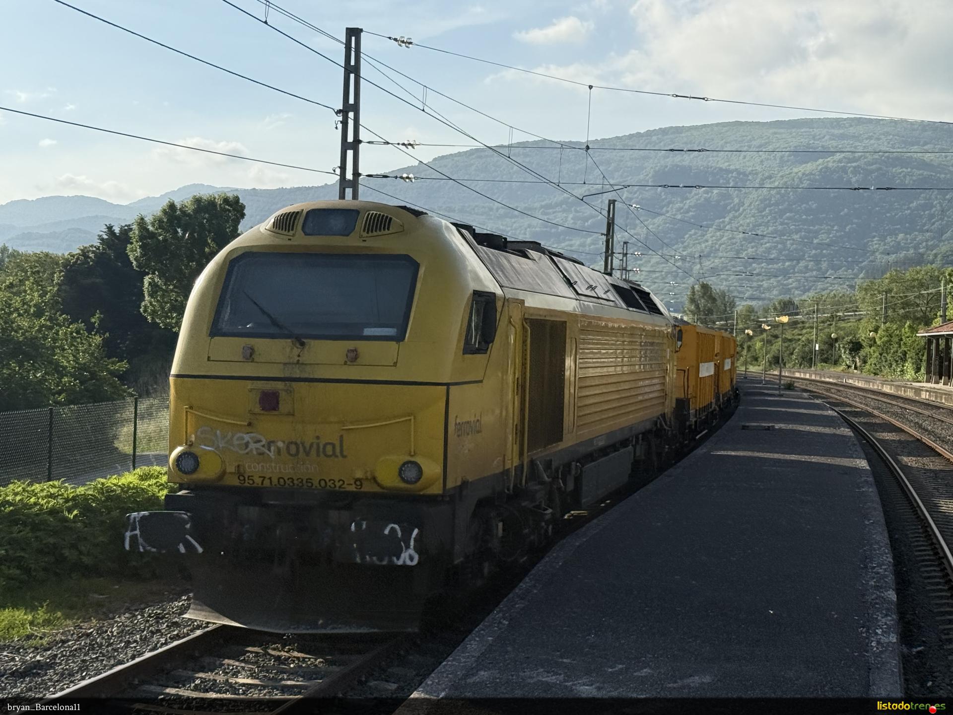 335 Ferrovial estacionada entre montañas