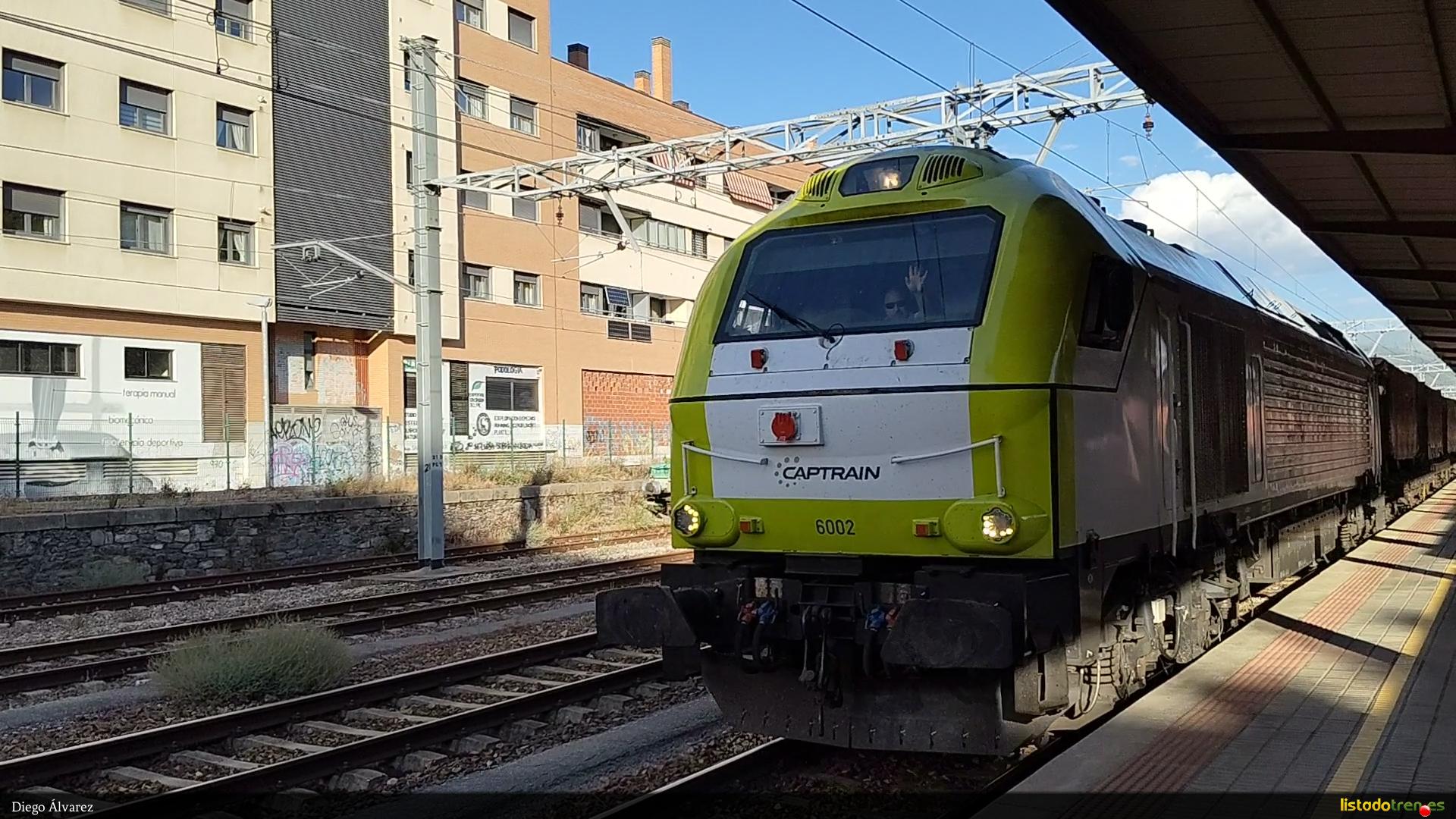 6002 realizando cambio de maquinista en la estació