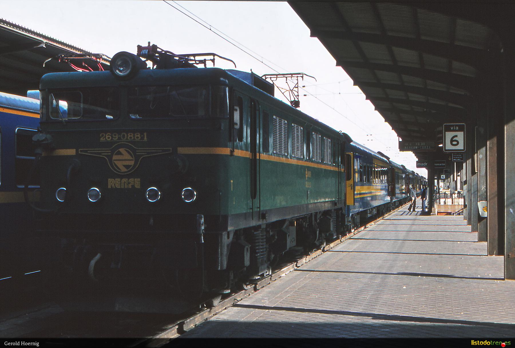 269 088 verde en Madrid Chamartin, 1983