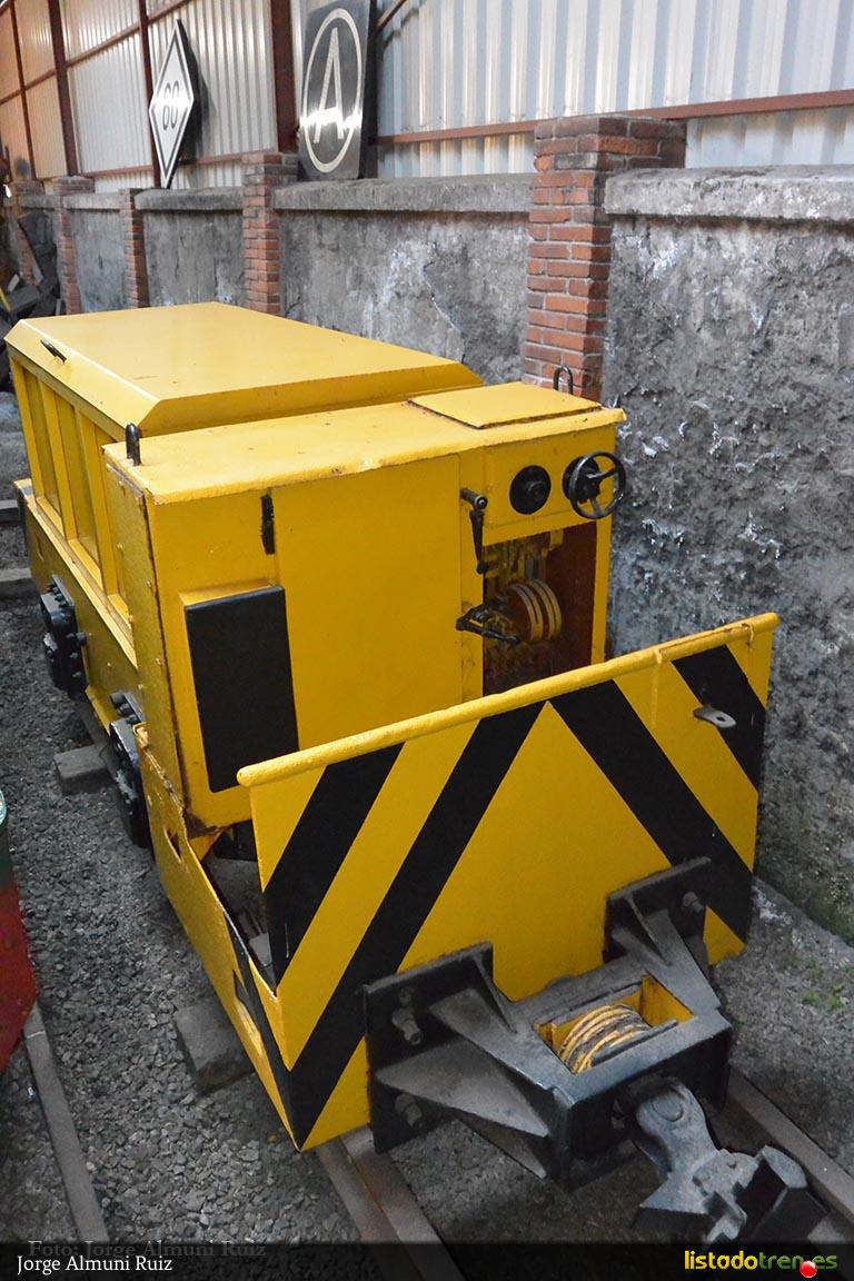 Cabina tractor amarillo.