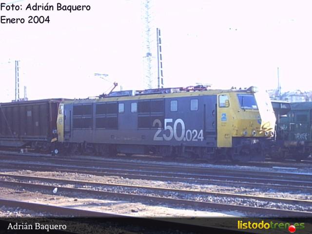 250-024 en la Almozara poco antes de salir