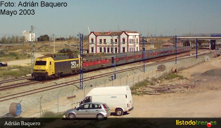 252-016 con talgo III a su paso por Miraflores