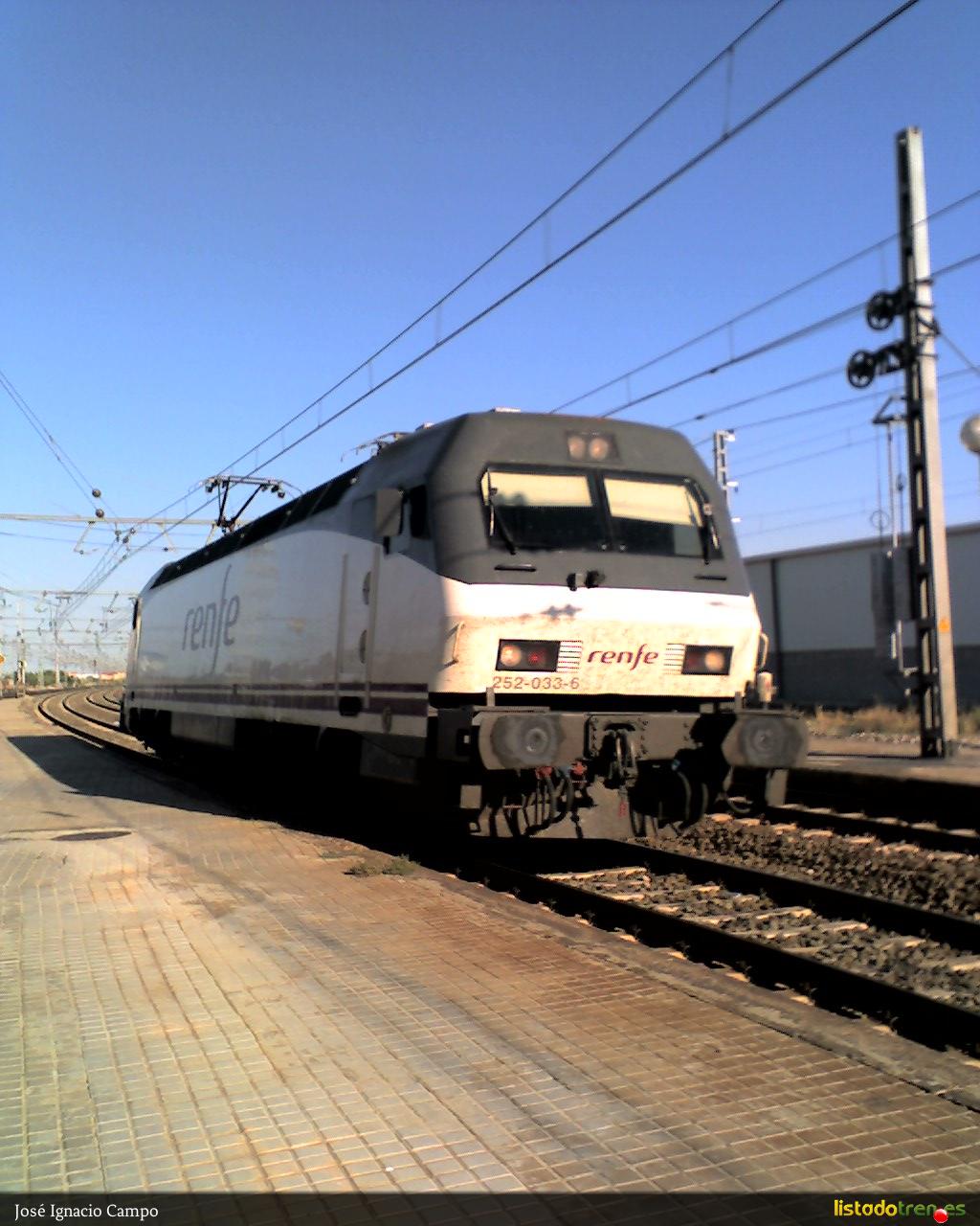 252.033 a su paso por la estación de Casetas.