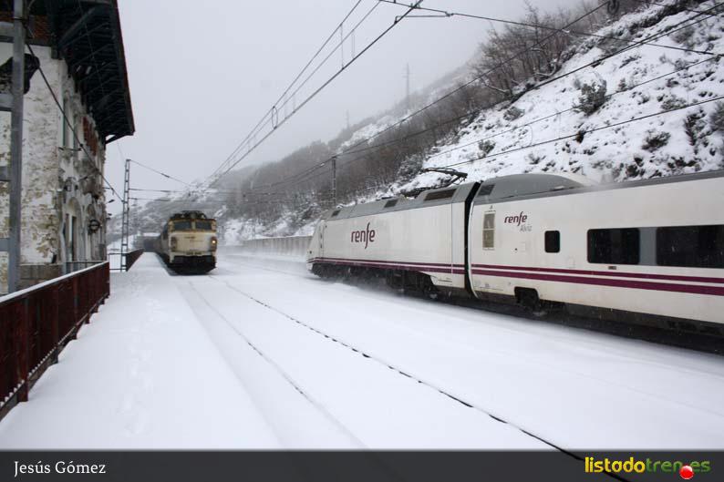 Pajares, cruce con Alvia en la nieve